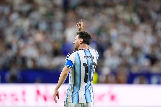 Football: 2026 World Cup Argentina s Lionel Messi acknowledges the crowd after scoring his second goal in the second half of a World Cup Group J football match against Algeria at Kansas City Stadium in Kansas City, Missouri, on June 16, 2026.  A14AA0005619123P