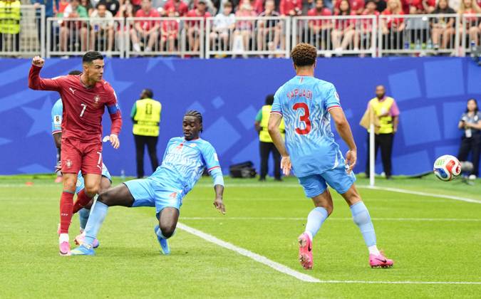 Football: 2026 World Cup Portugal s Cristiano Ronaldo (L) shoots in the second half of a World Cup Group K football match against Congo DR at Houston Stadium in Houston, Texas, on June 17, 2026.  A14AA0005619244P