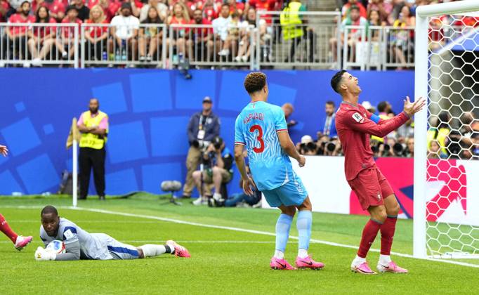 Football: 2026 World Cup Portugal s Cristiano Ronaldo (R) reacts after failing to score in the second half of a World Cup Group K football match against Congo DR at Houston Stadium in Houston, Texas, on June 17, 2026.  A14AA0005619251P