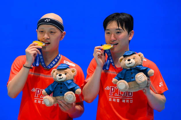 (260621) -- MACAO, June 21, 2026 -- Gold medalists Lee Jongmin (L) Jin Yong of South Korea pose during the awarding cereomony for the men s doubles event at Macao Open badminton tournament 2026 in Macao, south China, June 21, 2026. ) (SP)CHINA-MACAO-BADMINTON-MACAO OPEN 2026-MEN S DOUBLES FINAL (CN) CheongxKamxKa 