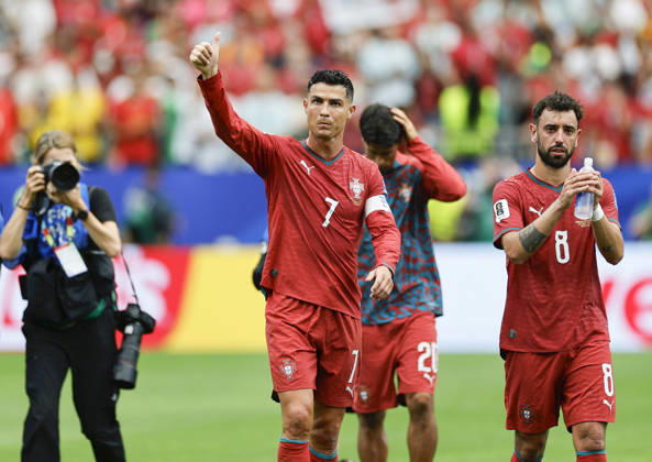 Football: 2026 World Cup Portugal s Cristiano Ronaldo (7) acknowledges fans in the stand after his side defeated Uzbekistan 5-0 in a World Cup Group K football match at Houston Stadium in Houston on June 23, 2026.  A14AA0005620000P