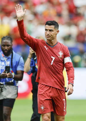 Football: 2026 World Cup Portugal s Cristiano Ronaldo acknowledges fans in the stand after his side defeated Uzbekistan 5-0 in a World Cup Group K football match at Houston Stadium in Houston on June 23, 2026.  A14AA0005620001P