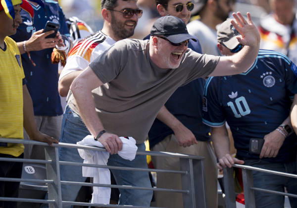 Stefan Raab, TV personality and entertainer, waves to Bastian Schweinsteiger at the stadium during the 2026 FIFA World Cup match between Ecuador and Germany on June 25, 2026. The match, part of Group E, Matchday 3, took place at New York New Jersey Stadium in East Rutherford, New Jersey, USA. Copyright: HMBxMedia xMarcoxBader