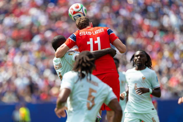 June 26, 2026; Foxborough, Massachusetts, USA; Norway forward Jorgen Strand Larsen (11) gets up over France defender Dayot Upamecano (4) in a FIFA World Cup, WM, Weltmeisterschaft, Fussball 2026 Group I match between Norway and France at Boston Stadium. (c) CSM - ZUMAc04_ 20260626_zma_c04_161 Copyright: xBurtxGranofskyx