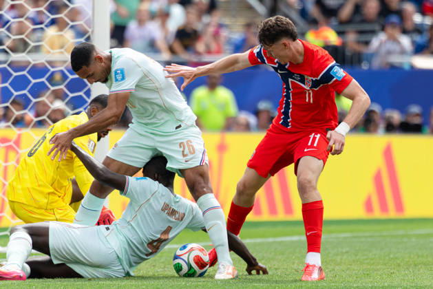 June 26, 2026; Foxborough, Massachusetts, USA; Norway forward Jorgen Strand Larsen (11) tries to tap the ball into the net, but France defender Maxence Lacroix (26) and France defender Dayot Upamecano (4) deny his attempt in a FIFA World Cup, WM, Weltmeisterschaft, Fussball 2026 Group I match between Norway and France at Boston Stadium. (c) CSM - ZUMAc04_ 20260626_zma_c04_188 Copyright: xBurtxGranofskyx