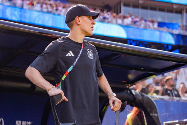 2026 FIFA World Cup, Round of 32, Germany vs. Paraguay, June 29, 2026, Boston Stadium: Nico Schlotterbeck of Germany on crutches Copyright: xBahhoxKarax
