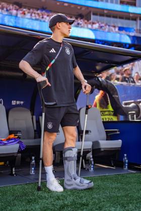 2026 FIFA World Cup, Round of 32, Germany vs. Paraguay, June 29, 2026, Boston Stadium: Nico Schlotterbeck of Germany on crutches Copyright: xBahhoxKarax