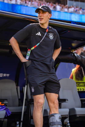 2026 FIFA World Cup, Round of 32, Germany vs. Paraguay, June 29, 2026, Boston Stadium: Nico Schlotterbeck of Germany on crutches Copyright: xBahhoxKarax