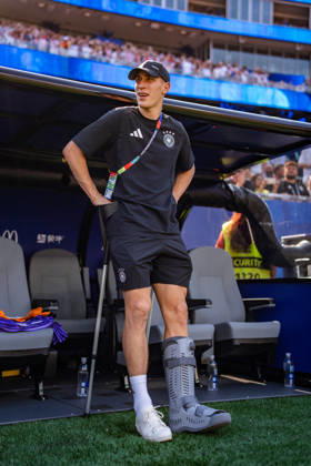 2026 FIFA World Cup, Round of 32, Germany vs. Paraguay, June 29, 2026, Boston Stadium: Nico Schlotterbeck of Germany on crutches Copyright: xBahhoxKarax