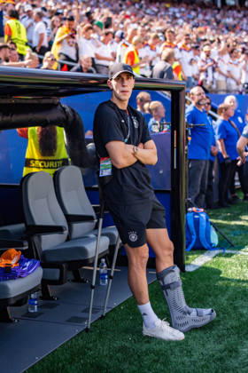 2026 FIFA World Cup, Round of 32, Germany vs. Paraguay, June 29, 2026, Boston Stadium: Nico Schlotterbeck of Germany on crutches Copyright: xBahhoxKarax