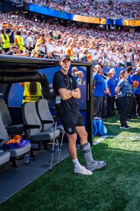 2026 FIFA World Cup, Round of 32, Germany vs. Paraguay, June 29, 2026, Boston Stadium: Nico Schlotterbeck of Germany on crutches Copyright: xBahhoxKarax