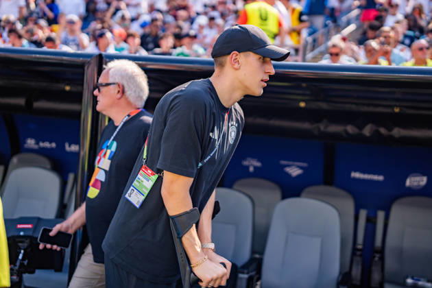 2026 FIFA World Cup, Round of 32, Germany vs. Paraguay, June 29, 2026, Boston Stadium: Nico Schlotterbeck of Germany on crutches Copyright: xBahhoxKarax