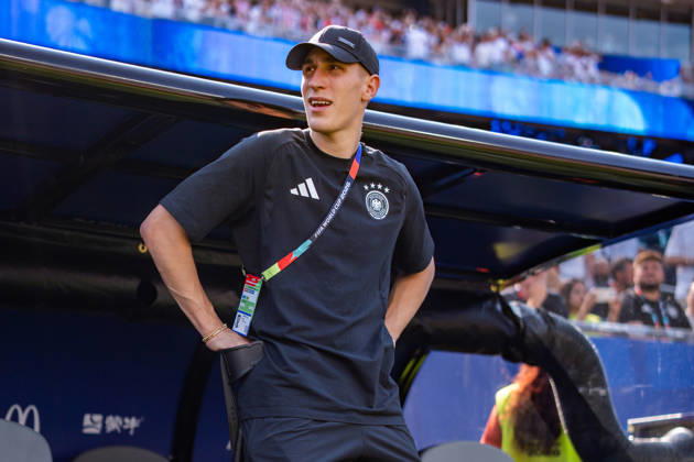 2026 FIFA World Cup, Round of 32, Germany vs. Paraguay, June 29, 2026, Boston Stadium: Nico Schlotterbeck of Germany on crutches Copyright: xBahhoxKarax