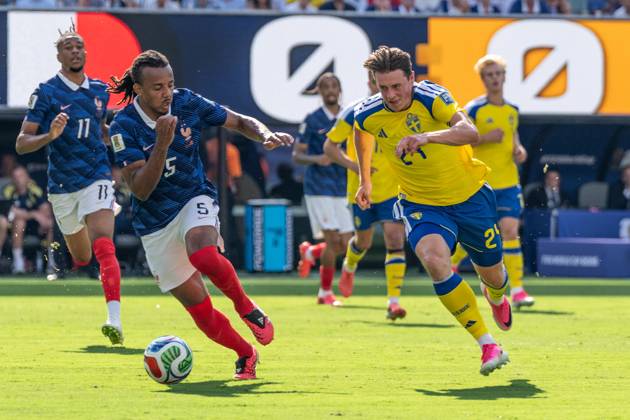 June 30, 2026, Bronx, New York, USA: Defender Jules Kounde (5) of France national team, Nationalteam and Defender Elliot Stroud (24) of Sweden National team chase the ball during Round of 32 elimination game between France and Sweden at New York New Jersey Stadium at Rutherford in New Jersey, USA on June 30, 2026. France won 3 - 0 and progress to Round of 16 against Paraguay. FIFA World Cup, WM, Weltmeisterschaft, Fussball 2026: Round Of 32 Fraance Vs. Sweden - ZUMAr339 20260630_znp_r339_021 Copyright: xLevxRadinx
