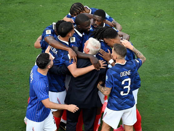 June 30, 2026, East Rutherford, New Jersey, USA: France s head coach Didier Deschamps and his players celebrate scoring during the 2026 World Cup round of 32 football match between France and Sweden at New York New Jersey MetLife Stadium in East Rutherford, United States, on June 30, 2026. East Rutherford USA - ZUMAs337 20260630_znp_s337_095 Copyright: xGentxShkullakux