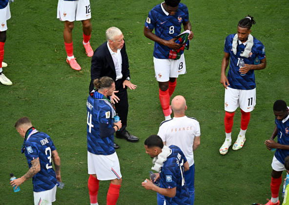 June 30, 2026, East Rutherford, New Jersey, USA: France s head coach Didier Deschamps speaks to his players during an hydration break during the 2026 World Cup round of 32 football match between France and Sweden at New York New Jersey MetLife Stadium in East Rutherford, United States, on June 30, 2026. East Rutherford USA - ZUMAs337 20260630_znp_s337_106 Copyright: xGentxShkullakux