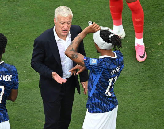 June 30, 2026, East Rutherford, New Jersey, USA: France s head coach Didier Deschamps chats with Michael Olise of France an hydration break during the 2026 World Cup round of 32 football match between France and Sweden at New York New Jersey MetLife Stadium in East Rutherford, United States, on June 30, 2026. East Rutherford USA - ZUMAs337 20260630_znp_s337_107 Copyright: xGentxShkullakux