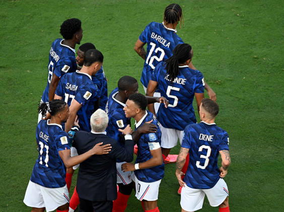 June 30, 2026, East Rutherford, New Jersey, USA: France s head coach Didier Deschamps and his players celebrate scoring during the 2026 World Cup round of 32 football match between France and Sweden at New York New Jersey MetLife Stadium in East Rutherford, United States, on June 30, 2026. East Rutherford USA - ZUMAs337 20260630_znp_s337_123 Copyright: xGentxShkullakux