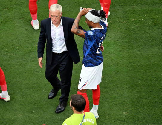 June 30, 2026, East Rutherford, New Jersey, USA: France s head coach Didier Deschamps chats with Michael Olise of France an hydration break during the 2026 World Cup round of 32 football match between France and Sweden at New York New Jersey MetLife Stadium in East Rutherford, United States, on June 30, 2026. East Rutherford USA - ZUMAs337 20260630_znp_s337_125 Copyright: xGentxShkullakux