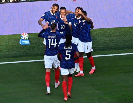 June 30, 2026, East Rutherford, New Jersey, USA: Frances players celebrate scoring during the 2026 World Cup round of 32 football match between France and Sweden at New York New Jersey MetLife Stadium in East Rutherford, United States, on June 30, 2026. East Rutherford USA - ZUMAs337 20260630_znp_s337_126 Copyright: xGentxShkullakux
