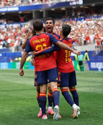 . - Spain v Austria, FIFA World Cup, WM, Weltmeisterschaft, Fussball 2026, Round Of 32, Los Angeles Stadium, Los Angeles, USA, 2nd July 2026. DC Photos Crystal Pix GOAL 1-0, Mikel Oyarzabal of Spain national team, Nationalteam goal celebration with Alex Baena & Rodri of Spain National Team after scoring a goal to put Spain 1-0 ahead against Austria. - Spain v Austria, FIFA World Cup 2026, Round Of 32, Los Angeles Stadium, Los Angeles, USA, 2nd July 2026. DC Photos Crystal Pix Los Angeles Los Angeles Stadium United States Of America Copyright: xDCxPhotosx CP_Spain_Austria_020726_DC_08
