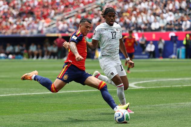 . - Spain v Austria, FIFA World Cup, WM, Weltmeisterschaft, Fussball 2026, Round Of 32, Los Angeles Stadium, Los Angeles, USA, 2nd July 2026. DC Photos Crystal Pix Pedro Porro of Spain national team, Nationalteam battles for the ball with Carney Chukwuemeka of Austria national team. - Spain v Austria, FIFA World Cup 2026, Round Of 32, Los Angeles Stadium, Los Angeles, USA, 2nd July 2026. DC Photos Crystal Pix Los Angeles Los Angeles Stadium United States Of America Copyright: xDCxPhotosx CP_Spain_Austria_020726_DC_13