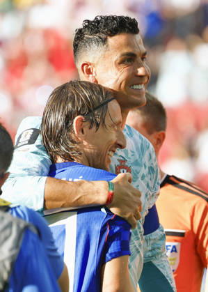 Football: 2026 World Cup Portugal s Cristiano Ronaldo (back) hugs Croatia s Luka Modric ahead of a World Cup round of 32 football match between Portugal and Croatia at Toronto Stadium in Toronto on July 2, 2026.  A14AA0005621364P
