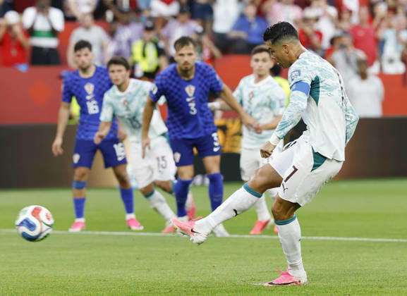 Football: 2026 World Cup Portugal s Cristiano Ronaldo (foreground) scores his team s first goal from the penalty spot in the second half of a World Cup round of 32 football match against Croatia at Toronto Stadium in Toronto on July 2, 2026.  A14AA0005621430P