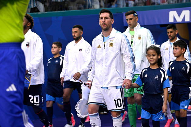 2026-07-04 Argentina v Cabo Verde - Round Of 32 - FIFA World Cup, WM, Weltmeisterschaft, Fussball 2026 MIAMI GARDENS, UNITED STATES - JULY 3: Lionel Messi of Argentina, Emiliano Martinez of Argentina during the Round Of 32 - FIFA World Cup 2026 match between Argentina and Cabo Verde at Miami Stadium on July 3, 2026 in Miami Gardens, Florida. (Photo by Pablo Morano BSR Agency) Miami Gardens United States Content not available for redistribution in The Netherlands directly or indirectly through any third parties. Copyright: xBSRxAgencyx