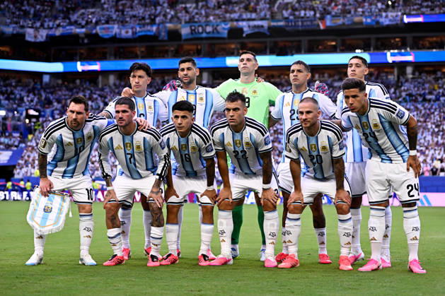 2026-07-04 Argentina v Cabo Verde - Round Of 32 - FIFA World Cup, WM, Weltmeisterschaft, Fussball 2026 MIAMI GARDENS, UNITED STATES - JULY 3: Teamphoto standing Lisandro Martinez of Argentina, Cristian Romero of Argentina, Emiliano Martinez of Argentina, Facundo Medina of Argentina, Nahuel Molina of Argentina, lower row Lionel Messi of Argentina, Rodrigo De Paul of Argentina, Nico Paz of Argentina, Lautaro Martinez of Argentina, Alexis Mac Allister of Argentina, Enzo Fernandez of Argentina during the Round Of 32 - FIFA World Cup 2026 match between Argentina and Cabo Verde at Miami Stadium on July 3, 2026 in Miami Gardens, Florida. (Photo by Pablo Morano BSR Agency) Miami Gardens United States Content not available for redistribution in The Netherlands directly or indirectly through any third parties. Copyright: xBSRxAgencyx