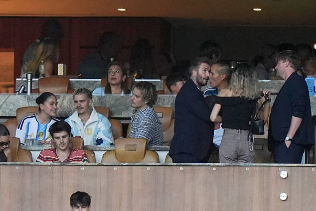 2026-07-04 Argentina v Cabo Verde - Round Of 32 - FIFA World Cup, WM, Weltmeisterschaft, Fussball 2026 MIAMI GARDENS, UNITED STATES - JULY 3: Romeo Beckham, David Beckham, Brooklyn Beckham, Victoria Beckham during the Round Of 32 - FIFA World Cup 2026 match between Argentina and Cabo Verde at Miami Stadium on July 3, 2026 in Miami Gardens, Florida. (Photo by Pablo Morano BSR Agency) Miami Gardens United States Content not available for redistribution in The Netherlands directly or indirectly through any third parties. Copyright: xBSRxAgencyx