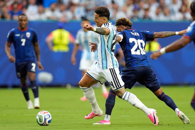 2026-07-04 Argentina v Cabo Verde - Round Of 32 - FIFA World Cup, WM, Weltmeisterschaft, Fussball 2026 MIAMI GARDENS, UNITED STATES - JULY 3: Enzo Fernandez of Argentina, Ryan Mendes of Cape Verde during the Round Of 32 - FIFA World Cup 2026 match between Argentina and Cabo Verde at Miami Stadium on July 3, 2026 in Miami Gardens, Florida. (Photo by Pablo Morano BSR Agency) Miami Gardens United States Content not available for redistribution in The Netherlands directly or indirectly through any third parties. Copyright: xBSRxAgencyx