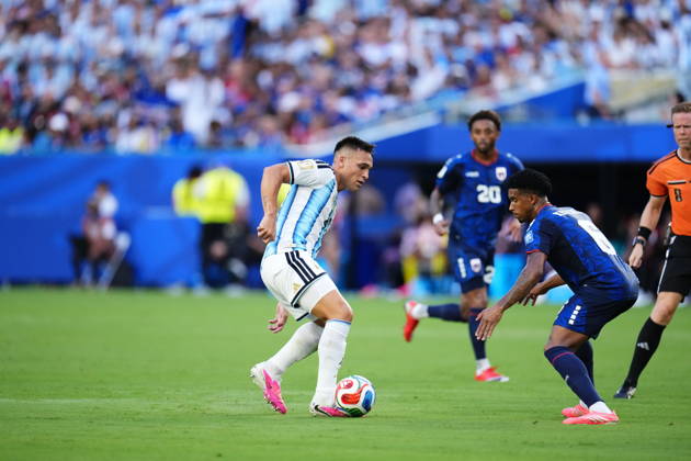 Argentina v Cape Verde - FIFA World Cup, WM, Weltmeisterschaft, Fussball 2026 - Round of 32 FLORIDA, USA - JULY 03: Lautaro Martinez of Argentina and Kevin Pina of Cabo Verde compete for the ball during the 2026 FIFA World Cup Round of 32 match between Argentina and Cape Verde at the Hard Rock Stadium (Miami Stadium) in Miami Gardens, Florida, United States on July 03, 2026. Jose Hernandez Anadolu Florida United States. Editorial use only. Please get in touch for any other usage.  Copyright: x2026xAnadoluxJosexHernandezx