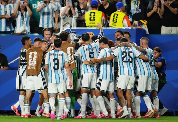 Argentina v Cape Verde - FIFA World Cup, WM, Weltmeisterschaft, Fussball 2026 - Round of 32 FLORIDA, USA - JULY 03: Cristian Romero of Argentina celebrates after scoring his team s third goal with teammates during the 2026 FIFA World Cup Round of 32 match between Argentina and Cape Verde at the Hard Rock Stadium (Miami Stadium) in Miami Gardens, Florida, United States on July 03, 2026. Jose Hernandez Anadolu Florida United States. Editorial use only. Please get in touch for any other usage.  Copyright: x2026xAnadoluxJosexHernandezx