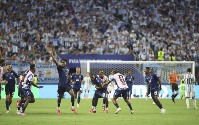 (260704) -- MIAMI, July 4, 2026 -- Sidny Lopes Cabral (No.13) of Cabo Verde celebrates scoring in the extra time during the round of 32 match between Argentina and Cabo Verde at the 2026 FIFA World Cup, WM, Weltmeisterschaft, Fussball at Miami Stadium, Miami, the United States, July 3, 2026. ) (SP)U.S.-MIAMI-FOOTBALL-FIFA WORLD CUP-ROUND OF 32-ARGENTINA VS CABO VERDE ZhangxChen