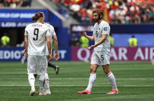 . - Spain v Austria, FIFA World Cup, WM, Weltmeisterschaft, Fussball 2026, Round Of 32, Los Angeles Stadium, Los Angeles, USA, 2nd July 2026. DC Photos Crystal Pix Stefan Posch of Austria national team, Nationalteam & Marcel Sabitzer of Austria national team looks disappointed & dejected. - Spain v Austria, FIFA World Cup 2026, Round Of 32, Los Angeles Stadium, Los Angeles, USA, 2nd July 2026. DC Photos Crystal Pix Los Angeles Los Angeles Stadium United States Of America Copyright: xDCxPhotosx CP_Spain_Austria_020726_DC_23
