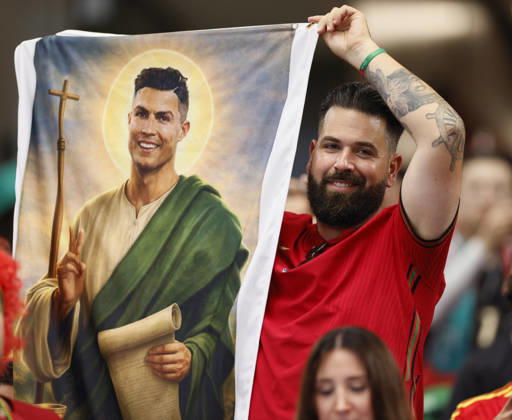 Portugal v Spain: Round of 16 - FIFA World Cup, WM, Weltmeisterschaft, Fussball 2026 Portugal fans with Cristiano Ronaldo religious style banner the FIFA World Cup 2026 Round Of 16 match between Portugal and Spain at Dallas Stadium on July 6, 2026 in Arlington, United States. Arlington Dallas Stadium TX United States Copyright: xAllstarxPicturexLibraryxLtdx