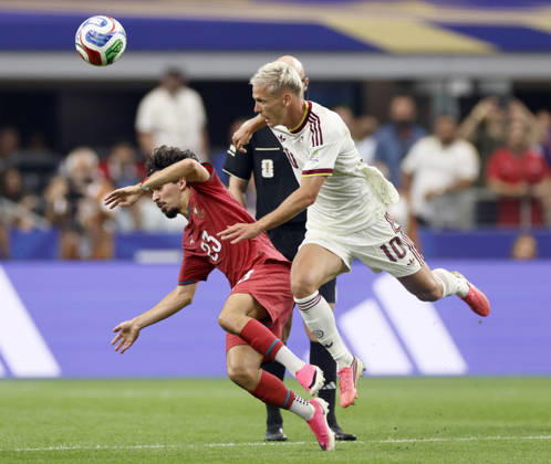 Portugal v Spain: Round of 16 - FIFA World Cup, WM, Weltmeisterschaft, Fussball 2026 Vitinha of Portugal and Dani Olmo of Spain challenge during the FIFA World Cup 2026 Round Of 16 match between Portugal and Spain at Dallas Stadium on July 6, 2026 in Arlington, United States. Arlington Dallas Stadium TX United States Copyright: xAllstarxPicturexLibraryxLtdx