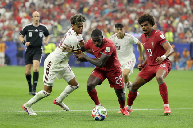Portugal v Spain: Round of 16 - FIFA World Cup, WM, Weltmeisterschaft, Fussball 2026 Nuno Mendes of Portugal and Lamine Yamal of Spain challenge during the FIFA World Cup 2026 Round Of 16 match between Portugal and Spain at Dallas Stadium on July 6, 2026 in Arlington, United States. Arlington Dallas Stadium TX United States Copyright: xAllstarxPicturexLibraryxLtdx