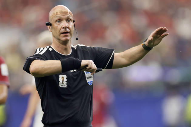 Portugal v Spain: Round of 16 - FIFA World Cup, WM, Weltmeisterschaft, Fussball 2026 Referee Anthony Taylor signals during the FIFA World Cup 2026 Round Of 16 match between Portugal and Spain at Dallas Stadium on July 6, 2026 in Arlington, United States. Arlington Dallas Stadium TX United States Copyright: xAllstarxPicturexLibraryxLtdx