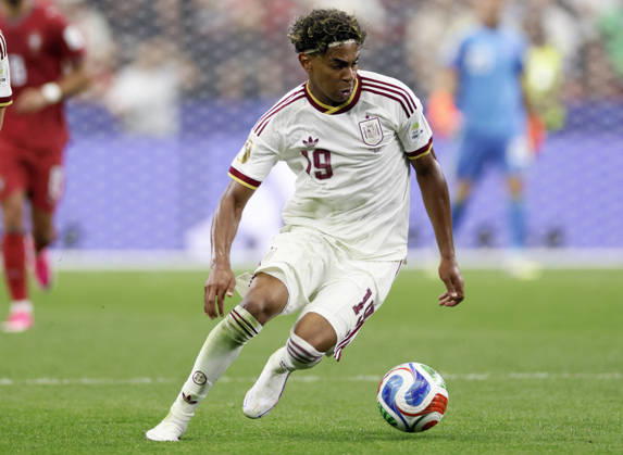 Portugal v Spain: Round of 16 - FIFA World Cup, WM, Weltmeisterschaft, Fussball 2026 Lamine Yamal of Spain on the ball during the FIFA World Cup 2026 Round Of 16 match between Portugal and Spain at Dallas Stadium on July 6, 2026 in Arlington, United States. Arlington Dallas Stadium TX United States Copyright: xAllstarxPicturexLibraryxLtdx