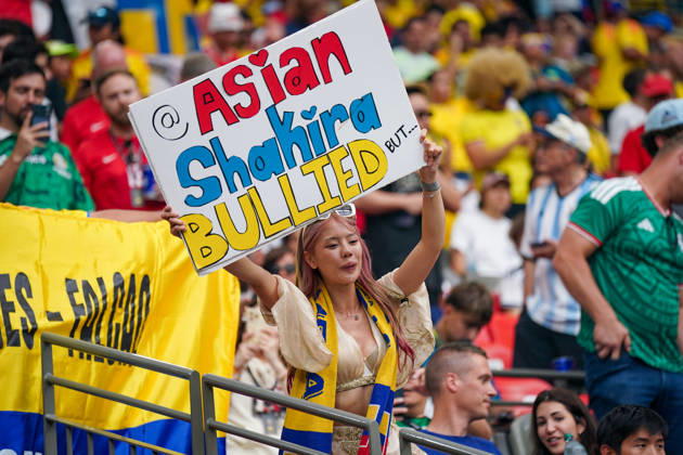 Canada Soccer FIFA World Cup 2026, Round of 16: Switzerland vs. Colombia at BC Place, Vancouver; portrait of a Colombian soccer fan; fan poster; Asian Shakira Bullied poster; Shakira; Colombia; female spectator; stands; stadium; 2026 FIFA World Cup, 2026 World Cup, international match, fan culture, fan scarf, yellow and blue national colors, support, atmosphere, audience, soccer, sporting event Copyright: xJOERANxSTEINSIEKx