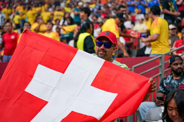 Canada Soccer FIFA World Cup 2026, Round of 16: Switzerland vs. Colombia at BC Place, Vancouver; Swiss soccer fan, Switzerland, Swiss national flag, flag, fan portrait, spectator, stands, stadium, 2026 FIFA World Cup, 2026 World Cup, international match, fan culture, support, atmosphere, red and white national colors, sunglasses, baseball cap, soccer, sporting event Copyright: xJOERANxSTEINSIEKx