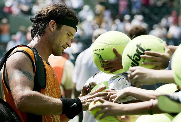 USA TENNIS NASDAQ-100 OPEN NASDAQ-100 OPEN IN FLORIDA epa000398184 Carlos Moya of Spain signs autographs after beating James Blake of the USA after their second round match at the Nasdaq-100 Open in Key Biscayne, Florida, Friday 25 March 2005. Moya defeated Blake 4-6, 7-5 and 7-6. KEY BISCAYNE United States  Copyright: xCHRISTIANxFORCHERx