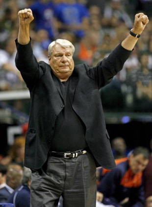 USA BASKETBALL NBA, Basketball Herren, USA PLAYOFFS Golden State Warriors At Dallas Mavericks Basketball epa00990031 Golden State Warriors coach Don Nelson reacts during the Dallas Mavericks loss 97-85 to the Golden State Warriors at the American Airlines Center in Dallas, Texas, 22 April 2007. Dallas United States  Copyright: xLARRYxW.xSMITHx