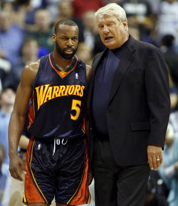 USA BASKETBALL NBA, Basketball Herren, USA PLAYOFFS Golden State Warriors At Dallas Mavericks epa00997842 Golden State Warriors player Baron Davis (L) talks to head coach Don Nelson (R) after getting hit in the eye during the Dallas Mavericks win 118-112 in game five of the Western Conference Playoffs at the American Airlines Center in Dallas, Texas, 01 May 2007. Golden States Warriors lead 3-2 against first seed Dallas Mavericks in the Western Conference Playoffs. Dallas United States  Copyright: xLARRYxW.xSMITHx