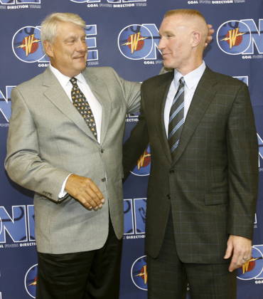 USA BASKETBALL NBA, Basketball Herren, USA GOLDEN STATE WARRIORS DON NELSON epa00805407 Golden State Warriors new head coach Don Nelson (L) poses for a photo after being introduced by Warriors general manager, and former player of Nelson s, Chris Mullin to the media and fans at the Oakland Arena in Oakland, California, Wednesday 30 August 2006. OAKLAND United States  Copyright: xJOHNxG.xMABANGLOx