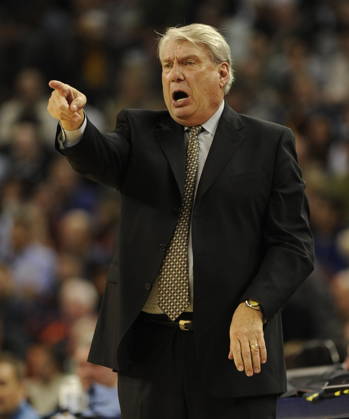 USA BASKETBALL NBA, Basketball Herren, USA Cleveland Cavaliers at Golden State Warriors. epa01986508 Golden State Warriors head coach Don Nelson yells out to his team during a play against the Cleveland Cavaliers in the fourth quarter at Oracle Arena in Oakland, California, USA, 11 January 2010. The Cavaliers defeated the Warriors 117-114. OAKLAND United States  Copyright: xJOHNxG.xMABANGLOx