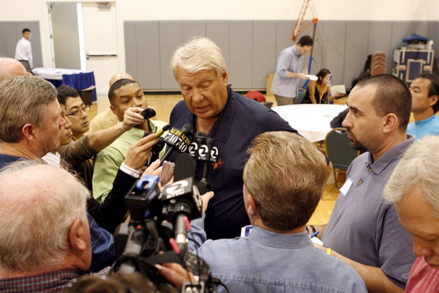 USA BASKETBALL NBA, Basketball Herren, USA Golden State Warriors media day epa01136439 Golden State Warriors head coach Don Nelson responds to questions during media day at the Warriors training facility in Oakland, California, USA, 01 October 2007. OAKLAND United States  Copyright: xJOHNxG.xMABANGLOx