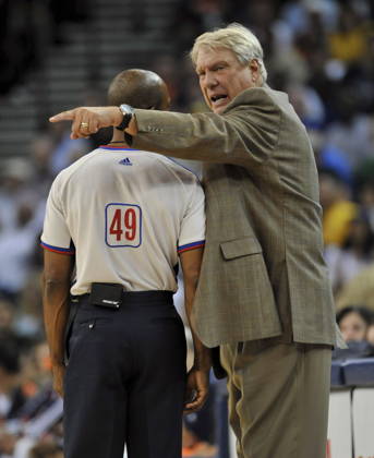 USA BASKETBALL NBA, Basketball Herren, USA Memphis Grizzlies at Golden State Warriors. epa01544540 Golden State Warriors head coach Don Nelson (R) yells at official Tom Washington during a call against the Memphis Grizzlies in the fourth quarter at Oracle Arena in Oakland, California, USA, 07 November 2008. The Grizzlies defeated the Warriors 109-104. OAKLAND United States  Copyright: xJOHNxG.xMABANGLOx